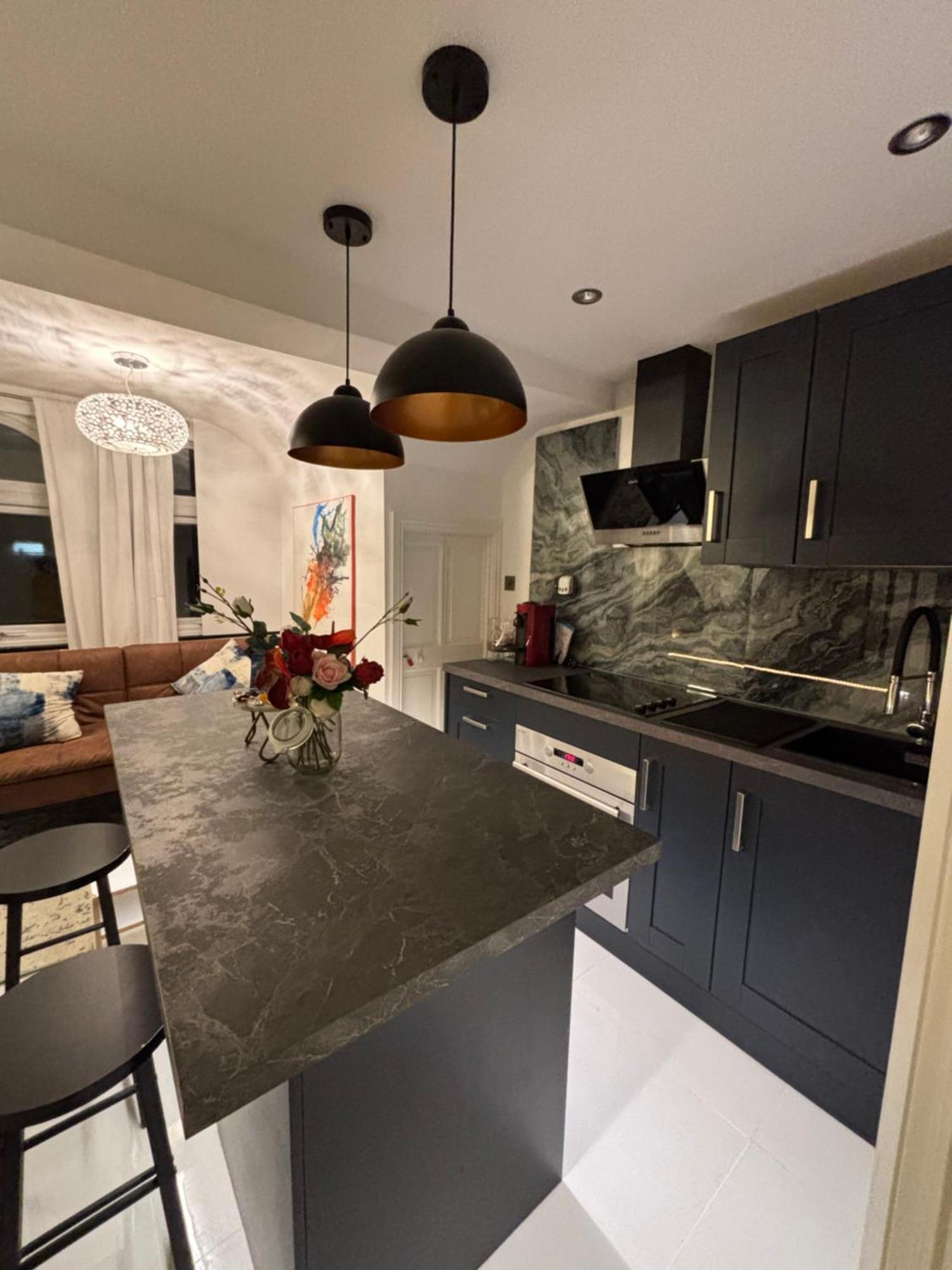 Newly Renovated Modern Studio Apartment In West Kensington London Exteriör bild